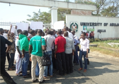 Protesters at University of Abuja. [Photo: bellanaija.com]