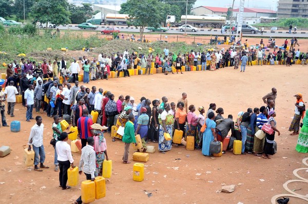 Nigerians queuing for kerosene