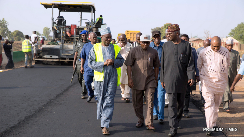 Minister of Power, Works & Housing, Mr Babatunde Fashola, SAN (2nd right),Zonal Director North -West, Engr.Busari Olalekan (2nd left), Federal Controller of Works, Kaduna, Engr. Saad Tukur (left), Director Highways, Construction and Rehabilitation, Engr. Femi Oguntominiyi, (right) and others during the Minister's inspection tour of the ongoing Emergency Repairs of Kaduna - Abuja Expressway, Kaduna on Friday 10th, February 2017.