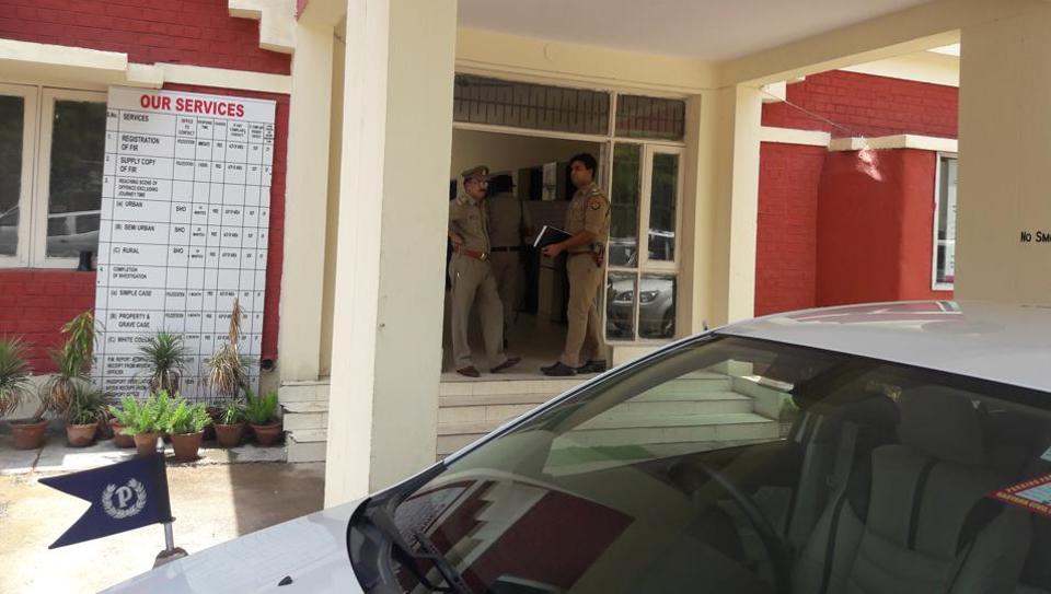 Cops from Greater Noida have arrived with the victim at Sector 29 police station in Gurgaon.(Abhishek Behl/HT Photo) [Photo Credit: Hindustan Times]