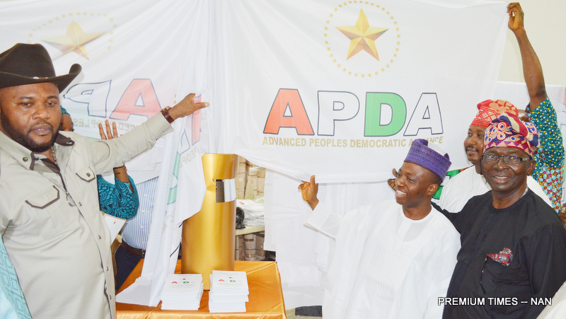 FROM LEFT: Member, Advanced Peoples Democratic Alliance Party (APDA), Mr Dan Nwanyanwu; Interim, National Chairman, Malam Shitu Mohammed-Cabiru; and Interim Deputy National Chairman (South), Mr Fijabi Adebo, unveiling the party’s flag in Abuja on Monday (4/6/17).
03035/5/6/2017/Ernest Okorie/BJO/NAN