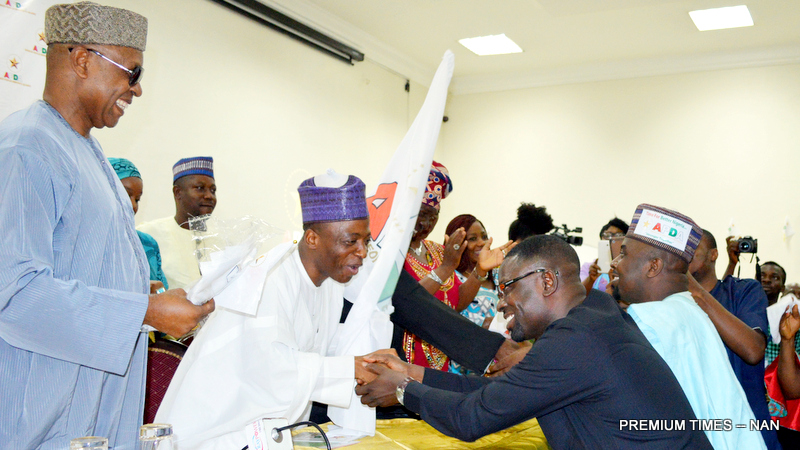 Interim National Chairman, Advanced Peoples Democratic Alliance Party (APDA), Malam Shitu Mohammed-Cabiru presenting the party’s flag to the Interim Chairman for Rivers, Pastor Warigbani Ezkiel, in Abuja on Monday (4/6/17). With them is the Interim National Secretary, Dr. Emeka Oenjwu (L) and other members.03036/5/6/2017/Ernest Okorie/BJO/NAN
