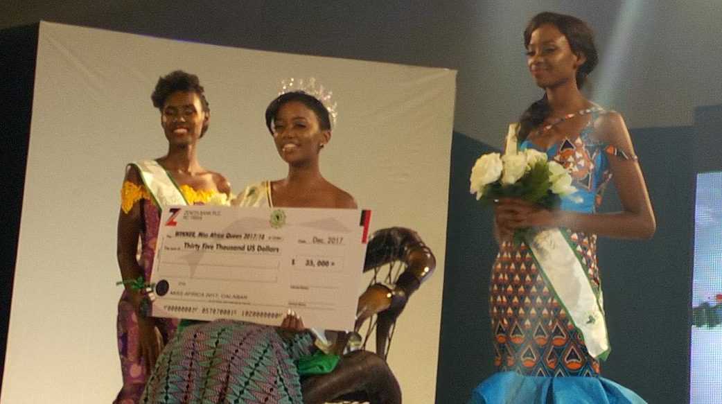 Winner of the Miss Africa 2017 beauty pageant, Queen Gaseangwe Balopi of Botswana (M), displays her cheque of Thirty Five Thousand US dollars during the Miss Africa 2017 beauty pageant at the Calabar International Convention Centre in Calabar on Wednesday (27/12/17). With her are the first runner-up, Queen Fiona Naringwa of Rwanda (L); and the second runner-up, Queen Luyolo Mngonyama of South Africa.