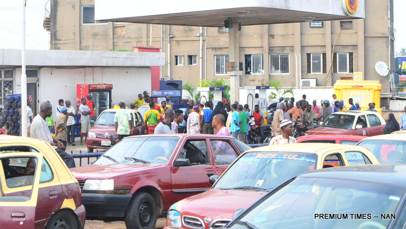 File photo of Motorists queuing for fuel at a filling station on Queen Elizabeth Road in Ibadan, as scarcity of the commodity persists on Thursday (21/12/17).
06959/21/12/2017/Adeogodiran Timothy/BJO/NAN