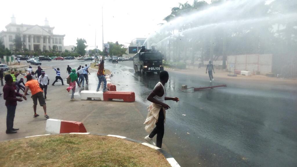 Shiites protesters being arrested by the Nigeria Police (Photo Credit: @uche_ezeonye on Twitter)