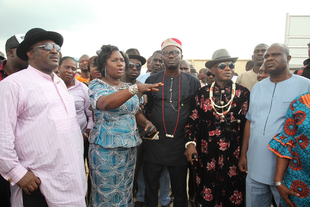 Director, Bayelsa Airlines, Mrs. Elizabeth Daitare-Akpama (2nd left) explaining a point during a visit of Leaders of Amassoma Community to the Bayelsa State International Airport under construction at Amassoma in Southern Ijaw Local Government Area of the State, while the Ebenanaowei of Ogboin Clan, His Royal Majesty, King Oweipa Jones- Ere (3rd right) the Amananaowei of Amassoma, His Royal Highness, Chief Graham Naingba (2nd right) Commissioner for Lands and Housing , Hon. Kuroakegha Dorgu (right) and the Chairman of Bayelsa State Housing and Property Development Authority, Mr. Joseph Akedesuo (left) look on. Photo by Lucky Francis.