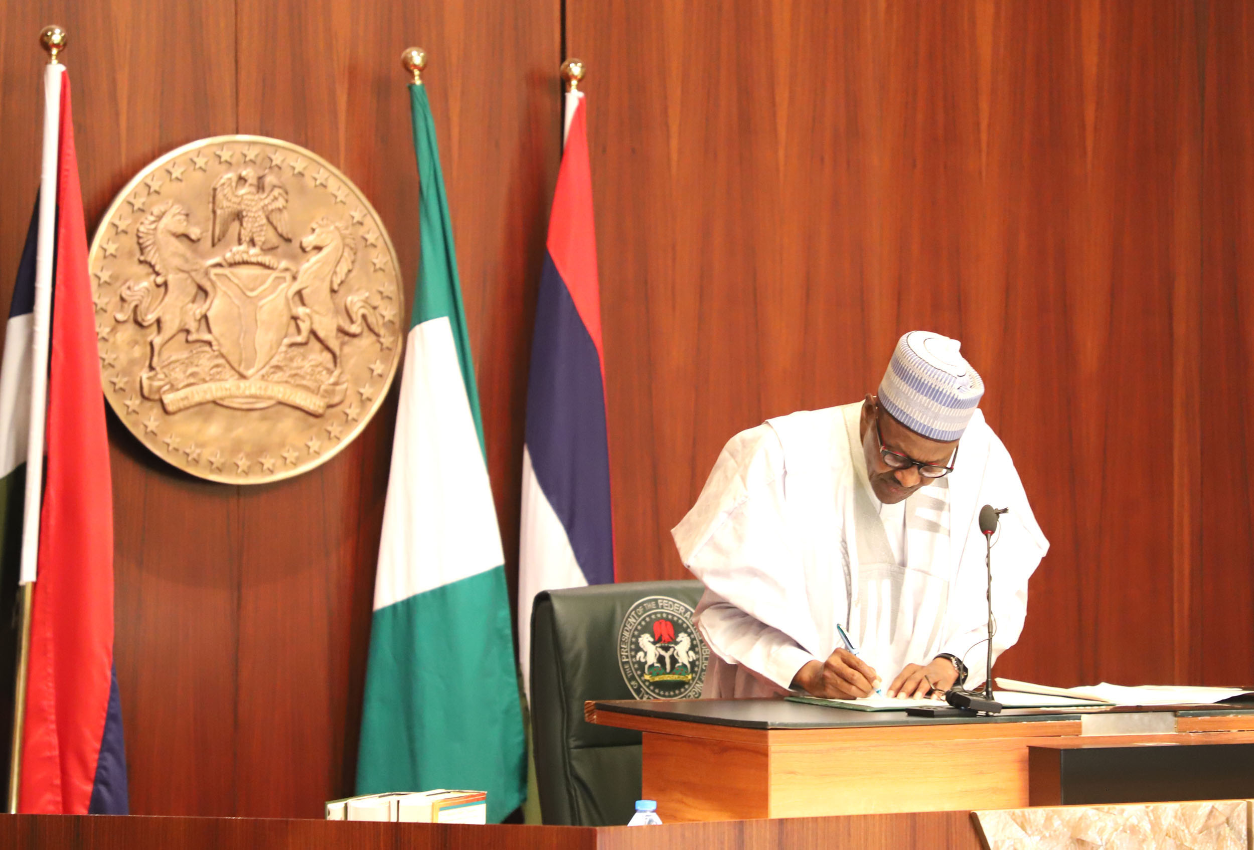 Pic.19. President Muhammadu Buhari signing executive order number 6 at the Presidential Villa in Abuja on Thursday (5/7/18). 03616/5/7/2018/Sumaila Ejiga/JAU/NAN
