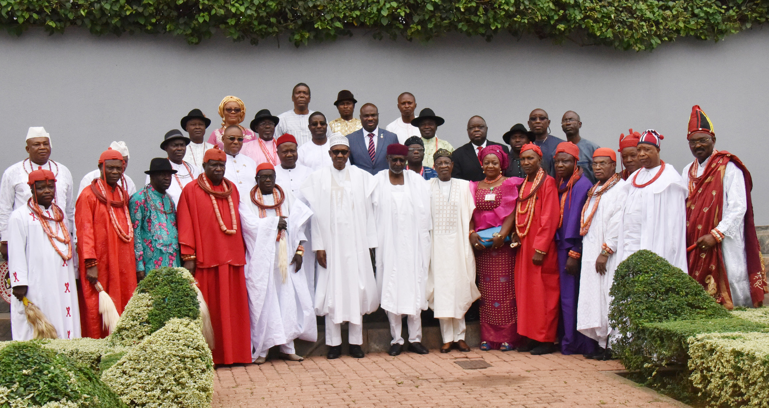 President Muhammadu Buahri (6th L); Minister of Informational and Culture, Alhaji Lai Mohammed (7th R); Chief of Staff, Alhaji Abba Kyari and members of Isoko Traditional Rulers Council during their visit to  the Presidential Villa in Abuja on Friday (27/7/18).
04042/27/8/2018/BJO/NAN