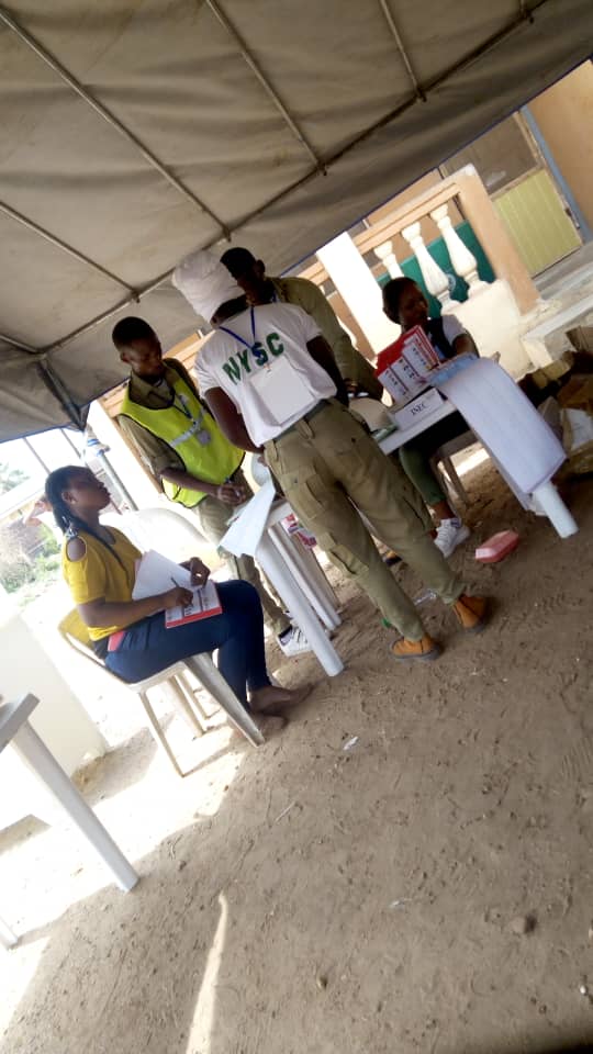 2:06pm: Ward 7, Unit 20, Obafemi Owode LG, Ogun Central Senatorial District, Ogun State. Voting has ended, INEC staff are seen cancelling the unused ballot papers, as they get themselves prepared for the vote counts.