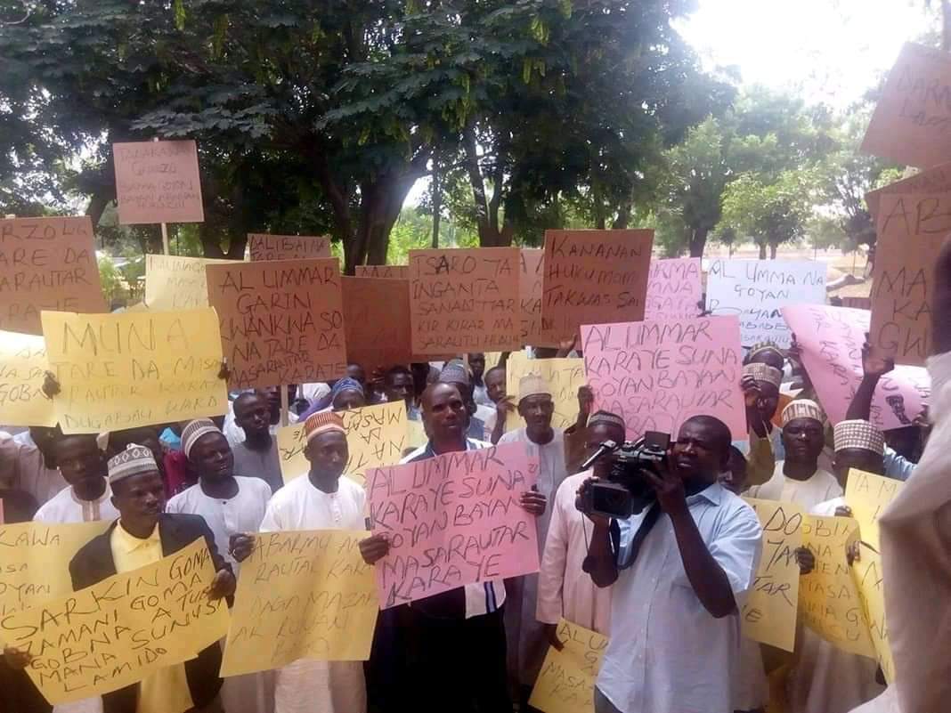 Residents of Karaye Emirate protesting against the nullification of the new Kano Emirates by the court