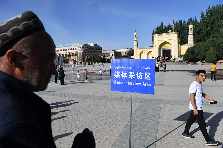 This photo taken on June 5, 2019 shows a "media interview area" set up near the Idkah mosque on the morning of Eid al-Fitr, when Muslims around the world celebrate the end of Ramadan in Kashgar, in China's northwestern Xinjiang region. - On the morning of Eid al-Fitr, the enormous square outside of the main mosque in Kashgar was cordoned off, with reporters forced into a "media interview area" on the outer edges of the square as worshippers filed into the mosque -- whereas in previous years devotees gathered in crowds outside (Photo by GREG BAKER / AFP) / TO GO WITH China-Xinjiang-media-rights-press,FOCUS by Eva XIAO