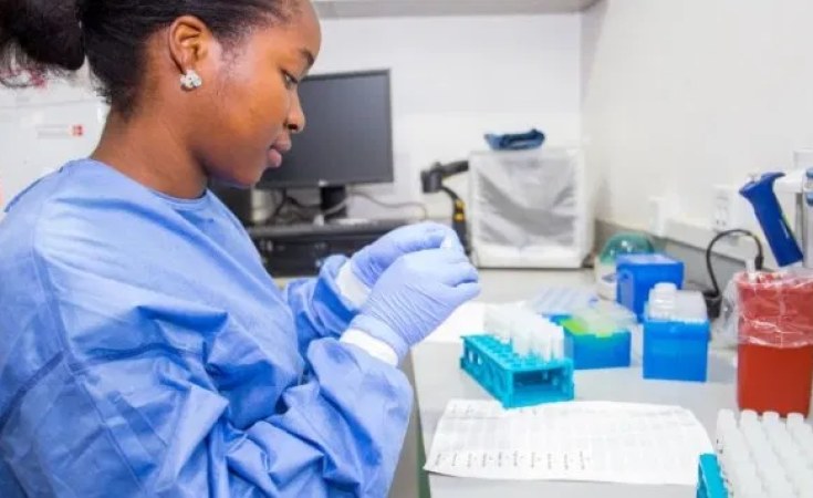 Faith Osamaye, a Youth Corps member is one of the young scientists working at the NCDC’s National Reference Laboratory as Nigeria responds for the outbreak of COVID-19. Photo: Nigeria Health Watch