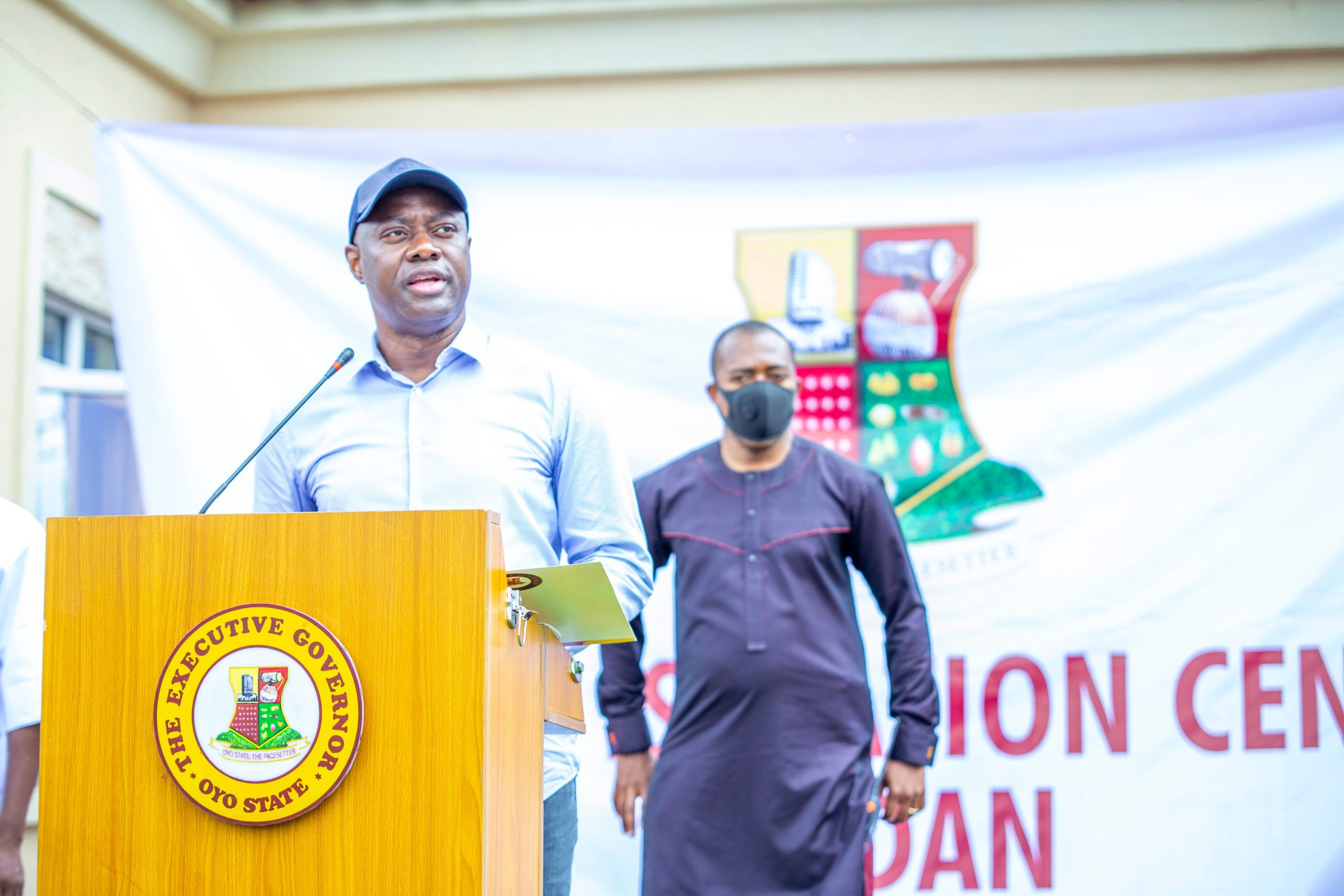 Oyo State Governor, Seyi Makinde inaugurating the Agbami Chest Centre, Jericho which will continue to serve as a temporary isolation centre during this COVID-19 pandemic.