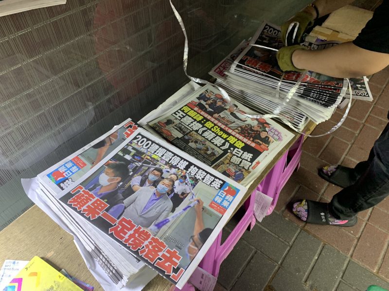 Hong Kong residents defy China, rush to buy pro-democracy newspaper after owner's arrest [Photo Credit: Twitter@jessiepang]
