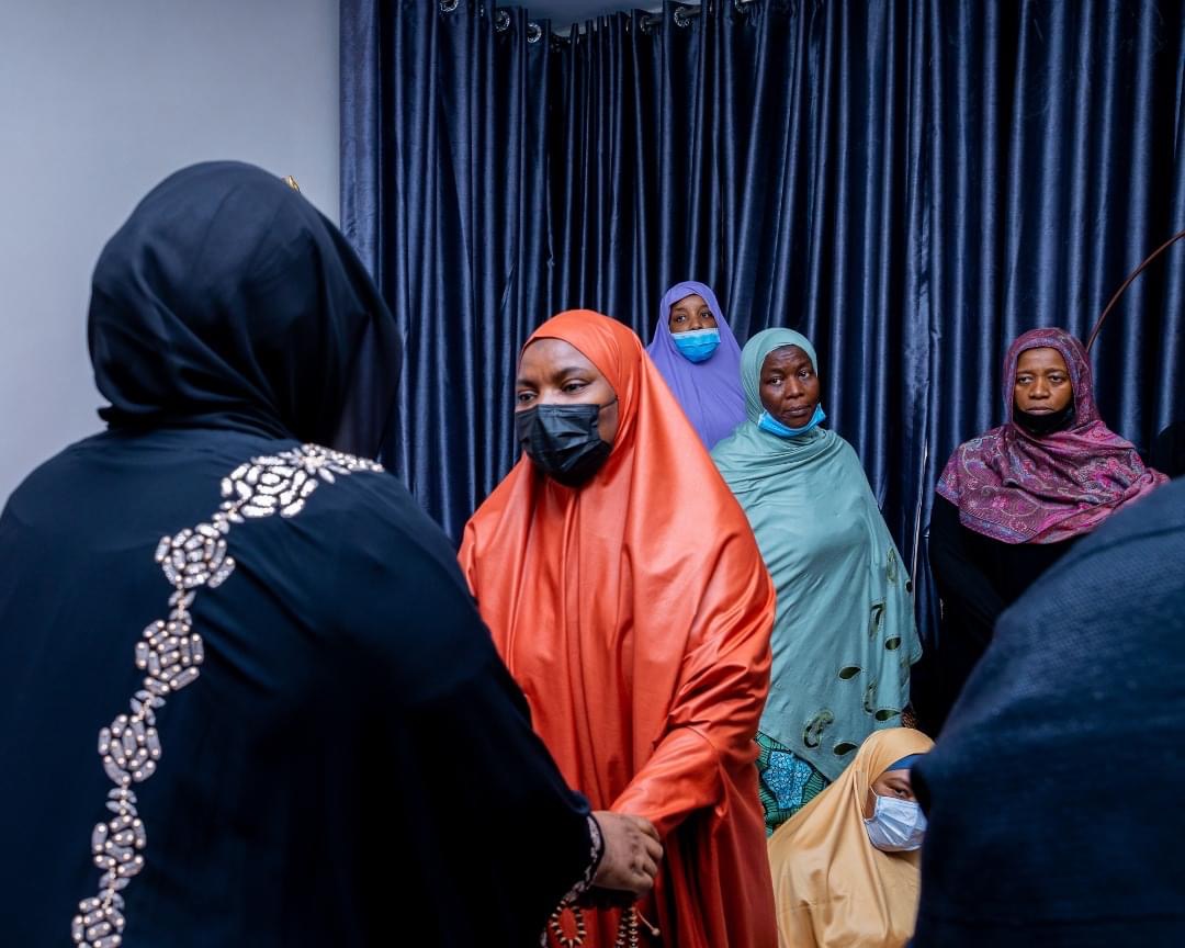 Nigeria's First Lady, Aisha Buhari, visits the family of the late COAS Attahiru.
