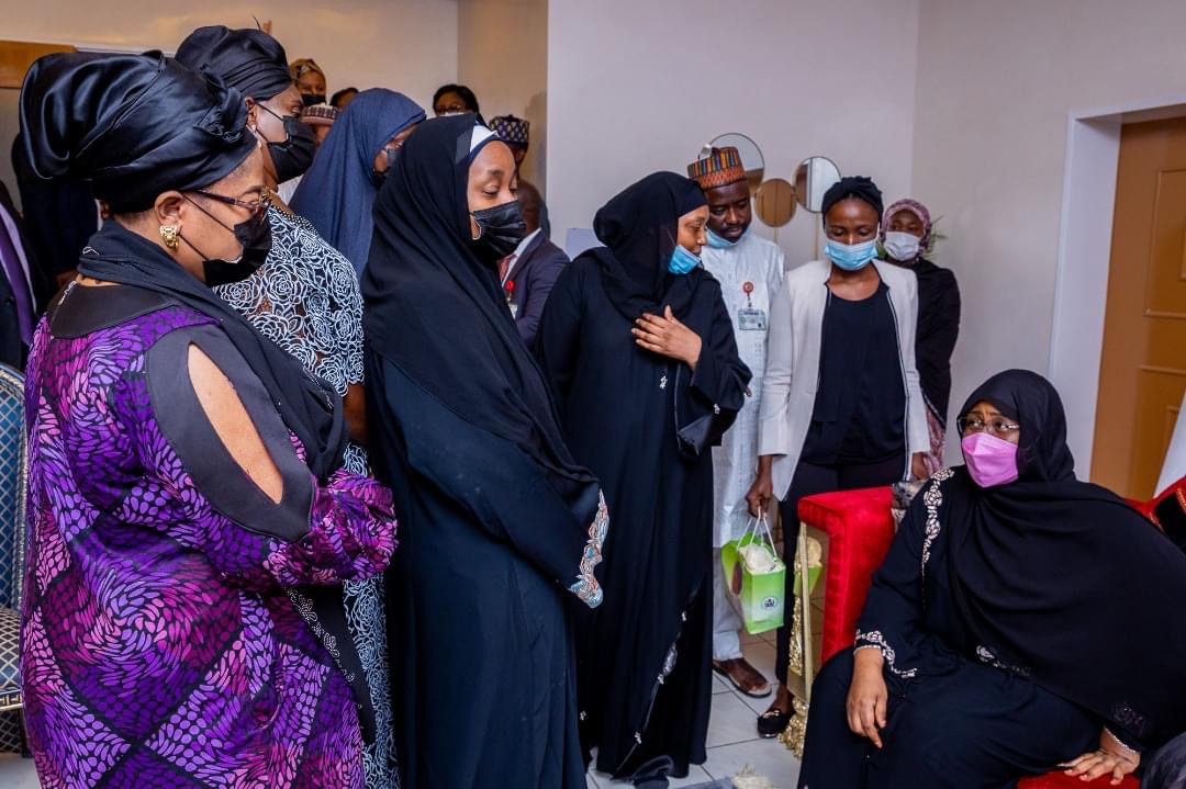 Nigeria's First Lady, Aisha Buhari, visits the family of the late COAS Attahiru. [PHOTO CREDIT: Aisha Buhari's facebook page]