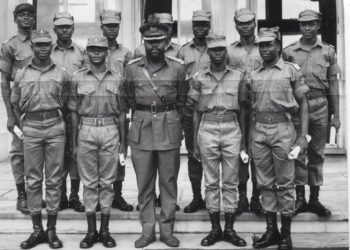 Late Biafran leader, Odumegwu Ojukwu in a group photograph with other Biafran soldiers