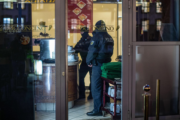 Police at an ice cream parlor in the Citypalais in Duisburg. Investigators in Germany, Italy, the Netherlands and Belgium raided ’Ndrangheta members in December 2018. 