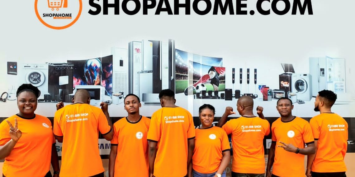 Group picture of SHOPAHOME staff