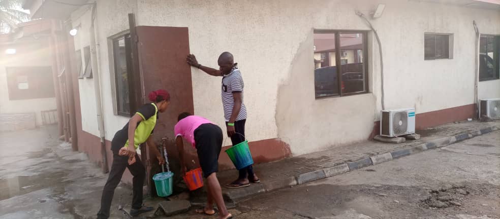 People on queue to fetch water at the hospital’s morgue on Monday