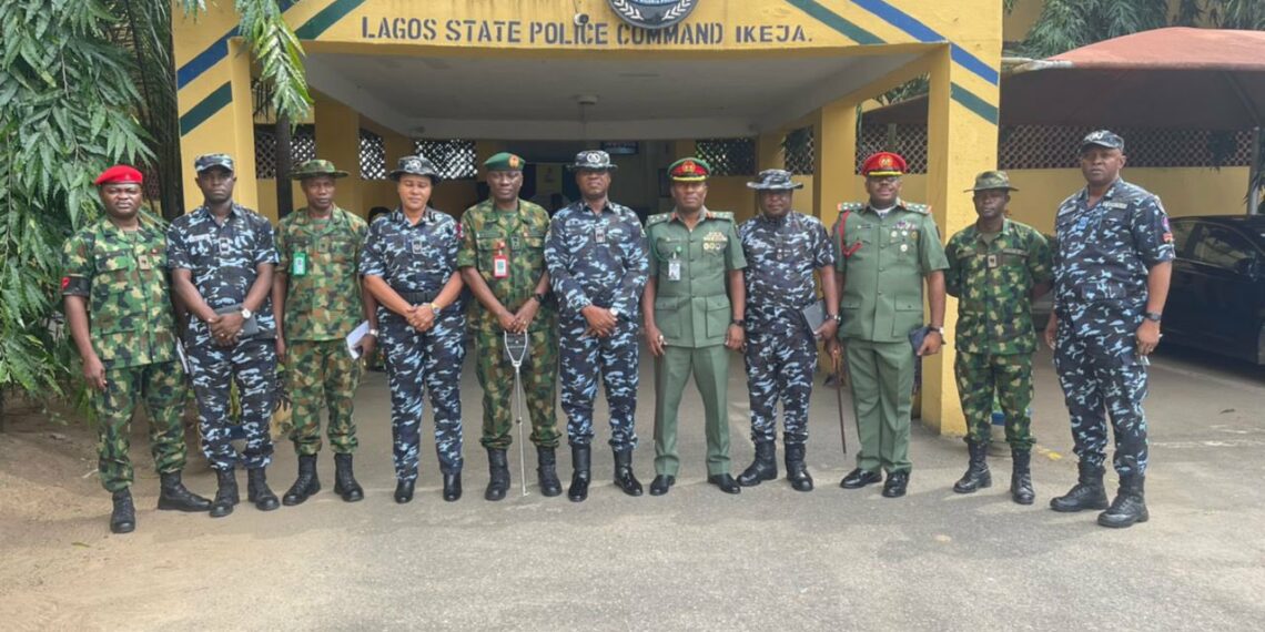 Abiodun Alabi of Lagos Police Command (6th from left) with the delegation from the Nigerian Army during the condolence visit
