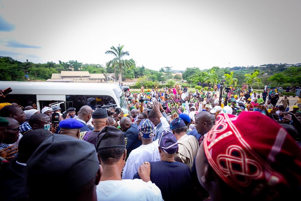 The crowd the met APC presidential candidate Bola Ahmed Tinubu as he visited former president, Olusegun Obasanjo.