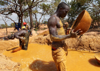 A gold miner pans for gold in Koflatie, Mali, on October 28, 2014, a mine located a few miles from the border with its southwestern neighbour Guinea. Practiced for centuries, traditional gold panning has in recent years increased following the 2012 Tuareg rebellion, attracting many unemployed Malians to take to gold prospecting in the west of the country. Despite living conditions and hard labor, women and men are trying their luck in the Koflatie. AFP PHOTO / SEBASTIEN RIEUSSEC (Photo by Sebastien RIEUSSEC / AFP)
