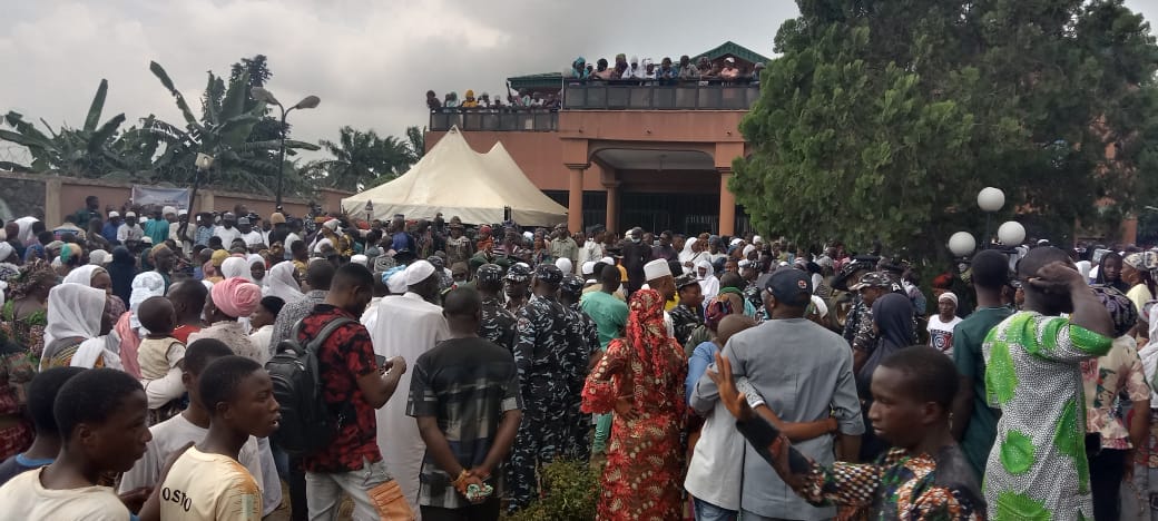 Sympathizers inside the residence of the former IGP, Tafa Balogun