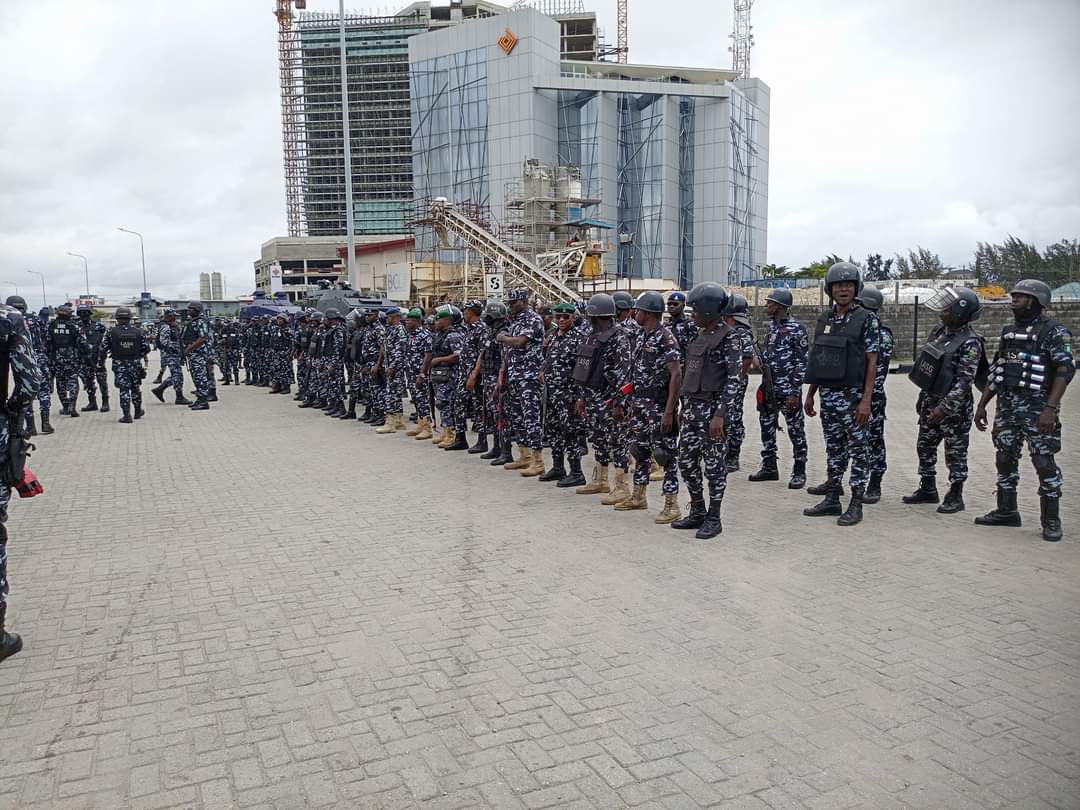 Police officers at the Lekki Toll gate ahead of Independence Day [PHOTO CREDIT: Rapid Response Squad Facebook page]