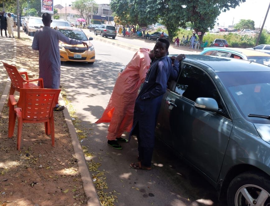 Nigeria: EFCC raids black market forex offices as Naira falls rapidly BDC operators besiege prospective customers at Wuse Zone 4 in Abuja on Tuesday.
