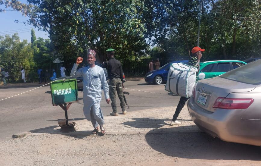 Nigeria: EFCC raids black market forex offices as Naira falls rapidly A security man spotted close to the BDC