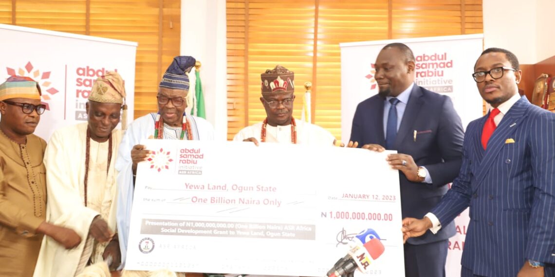 L-R: Oba Kehinde Olugbenle, the Olu of Ilaro and Paramount Ruler of Yewa Land and other community officials receiving the ASR Africa and BUA Foundation N1billion grant letter from Udoh Ubon, Managing Director, ASR Africa and O'tega Ogra, Director, Corporate Communications, BUA Group at the grant presentation in Ogun state.