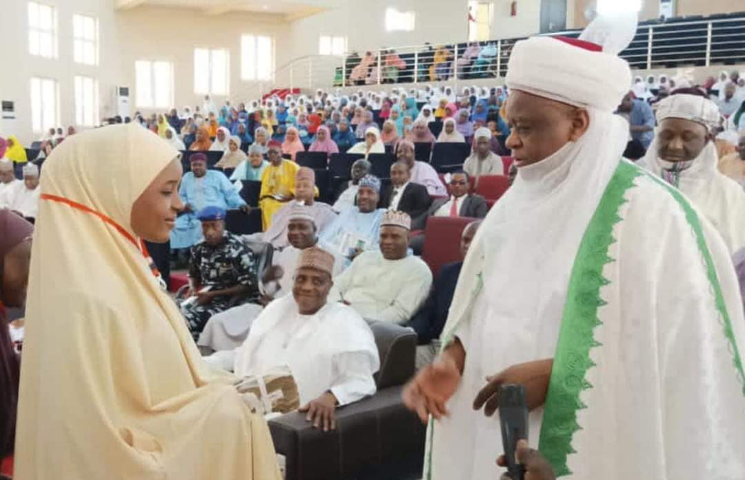 Sultan of Sokoto, Abubakar Sa'ad, donating the cash award to Zainab Mahmoud.