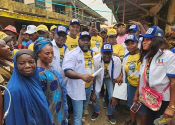 The Lagos State House of Assembly Aspirants Forum members at the Onigbongbo market Ikeja Lagos at the weekend