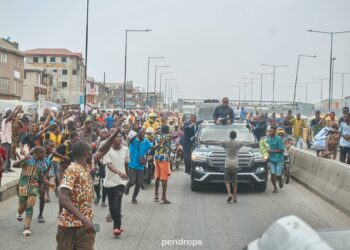 Iconic photo of a teenage boy who stood in front of Peter Obi's convoy to welcome the LP canidate into Lagos