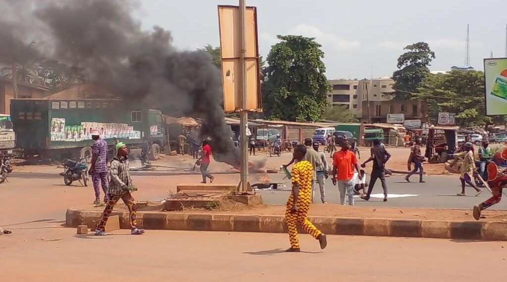 Rampaging youths block Abeokuta- Ibadan expressway in protest of the shortage of Naira notes as well as hike in fuel pump price.