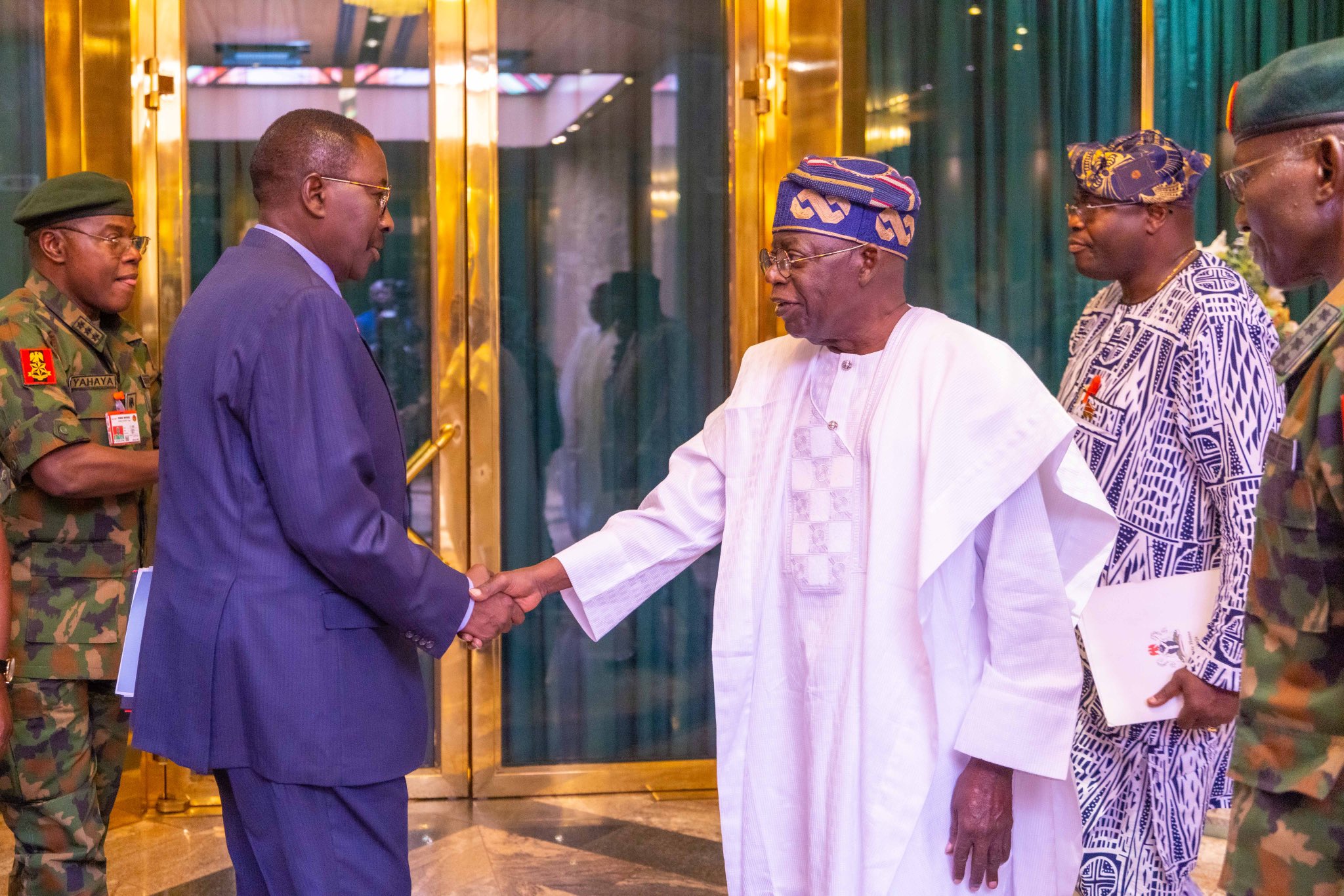 President Bola Tinubu meets with Service Chiefs. (PHOTO CREDIT: Twitter @officialABAT)