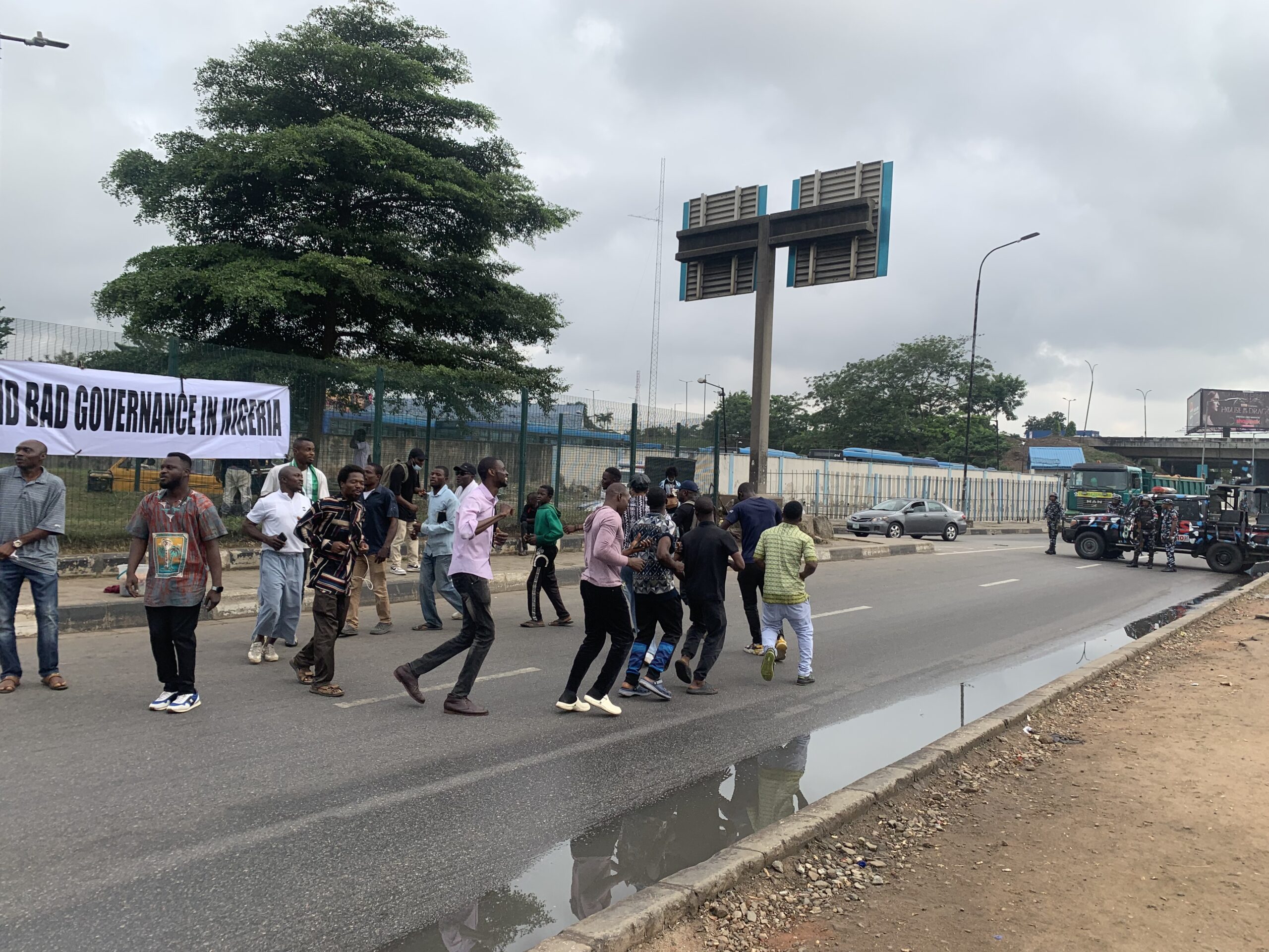 #EndBadGovernance: Demonstranten von Rivers stürmen die East-West Road