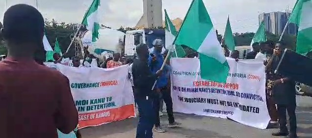 #FreeNnamdiKanu Protest: Counter-protesters rally in Abuja