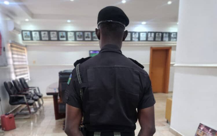 Police arrest operative filmed shooting at vehicle
