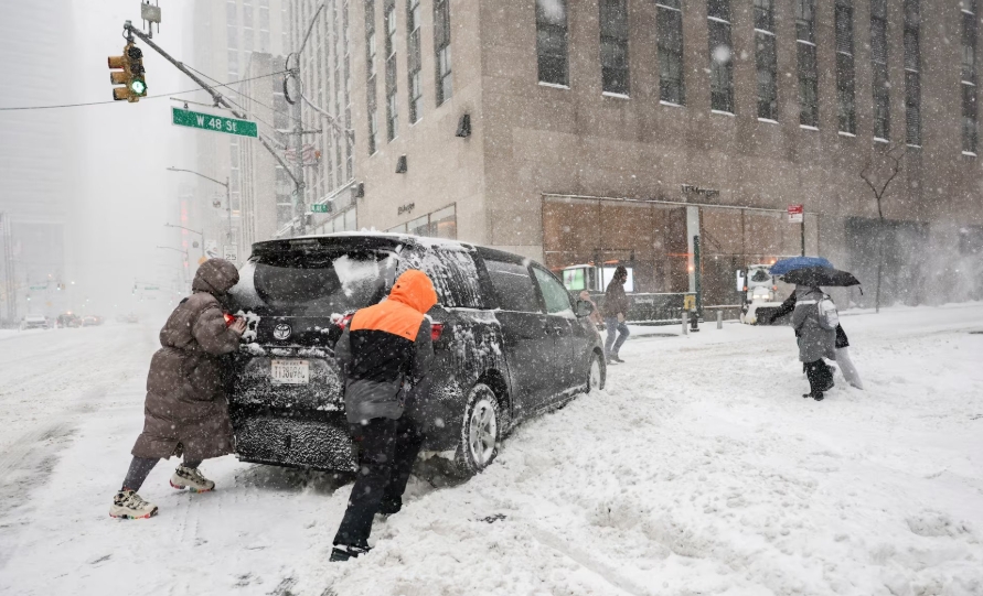 Heavy snow pummels US, 15 people dead, 15,000 flights cancelled