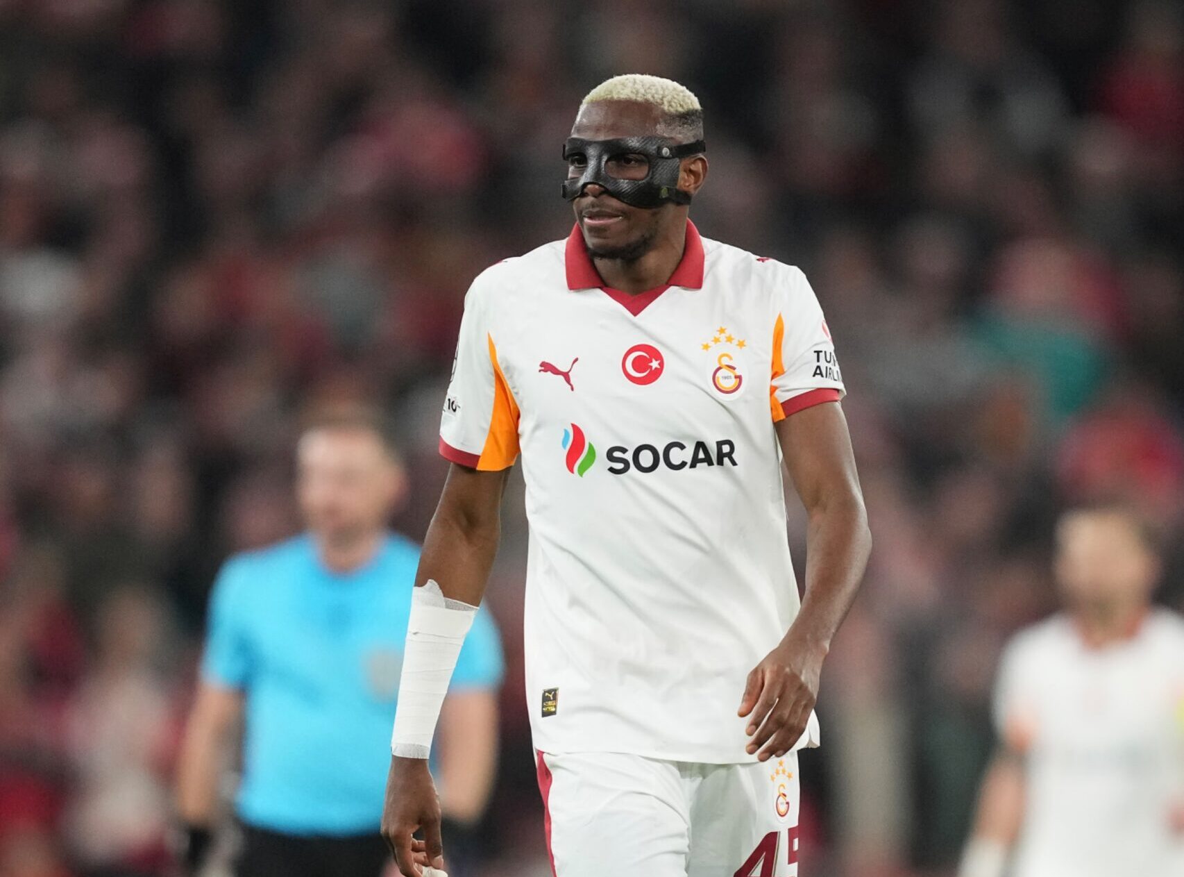 “Osimhen is in pain” — Galatasaray coach gives update on Nigerian striker’s injury