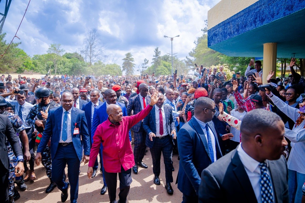 VIDEO: Crowd of excited students cheers Otti as he inaugurates power substation in ABSU
