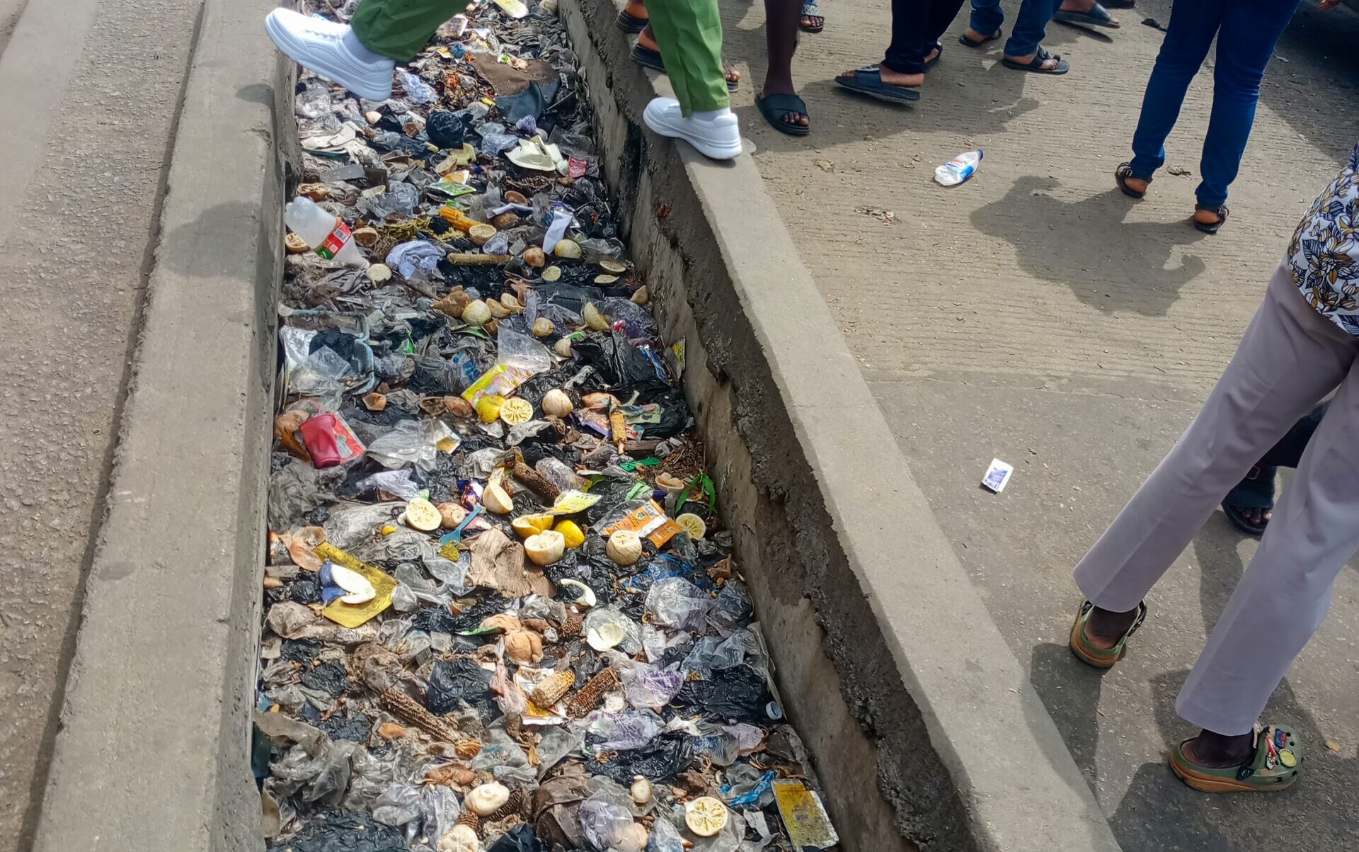 Waste overwhelms drainage along Apapa-Oworonshoki Expressway in Lagos (PHOTOS)
