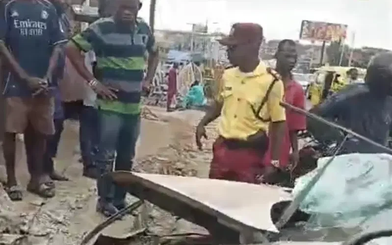Woman dies as car crashes into building in Lagos