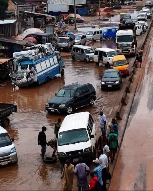 Umahi gives CCECC ultimatum to fix Benin-Asaba Highway