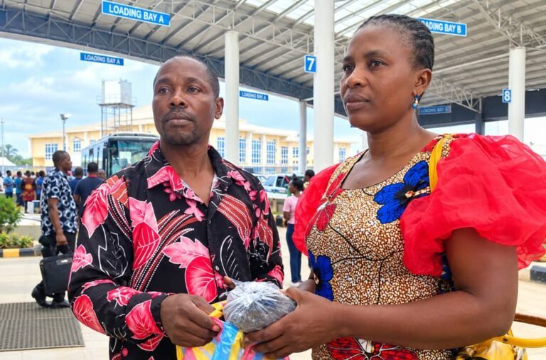 Bus driver returns over N400,000 forgotten by passenger