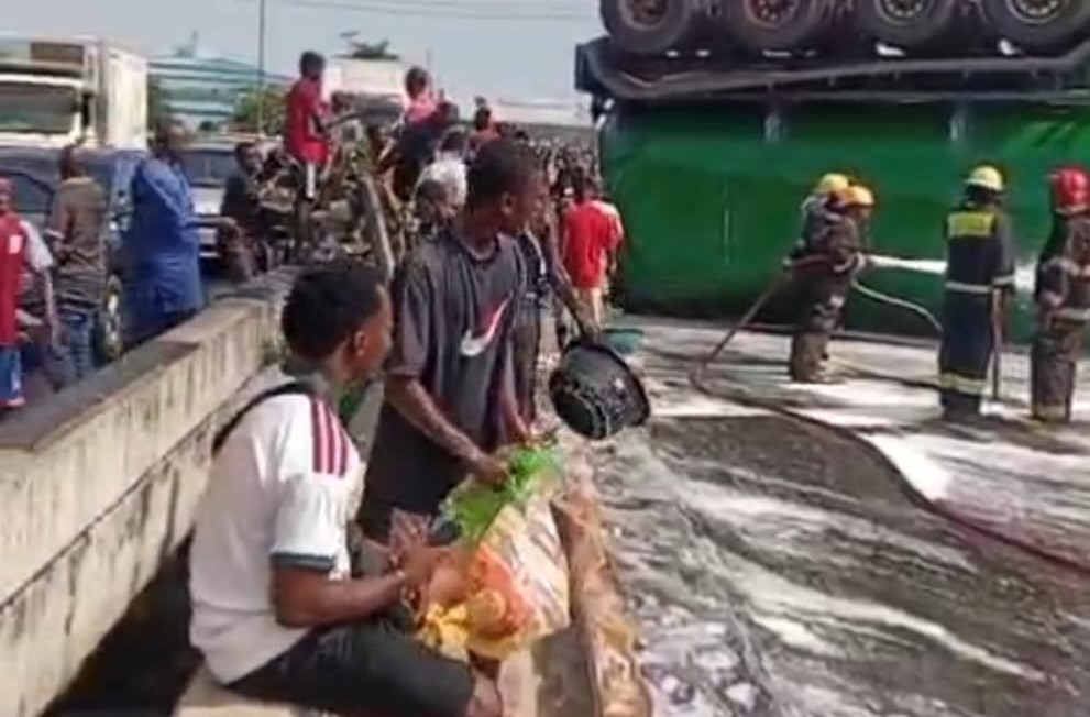Tanker crash spills 33,000 litres of groundnut oil in Lagos, LASTMA warns against consumption