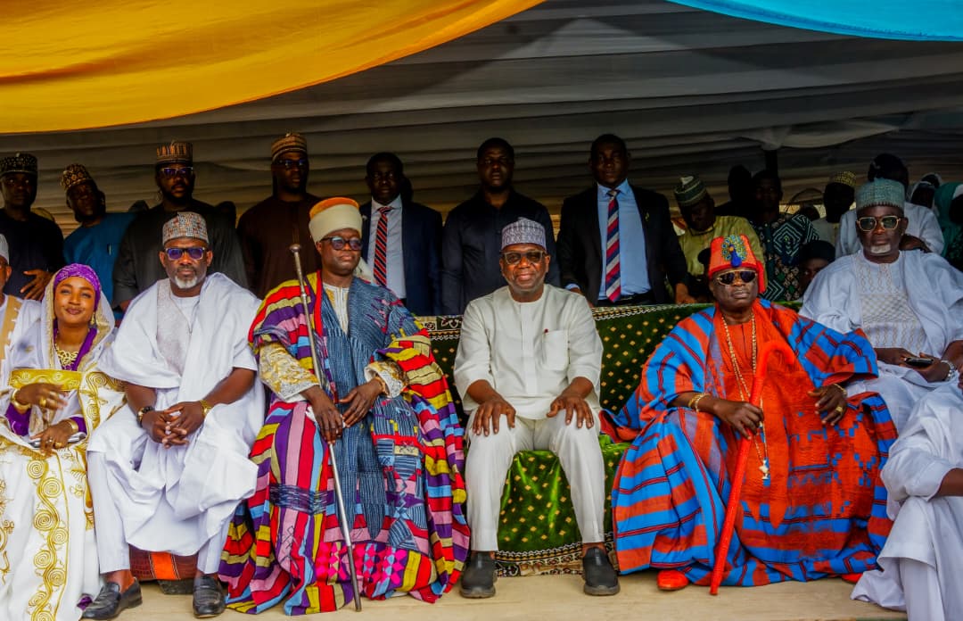 Governor donates ₦60m to Offa hospital project, awards scholarships to 50 students