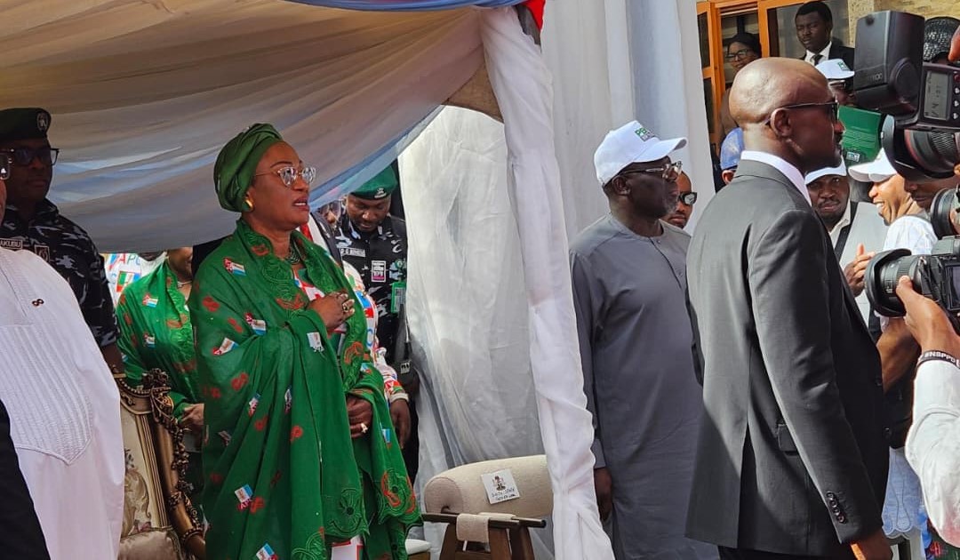 First Lady Oluremi Tinubu eröffnet Büro der PBAT-Haustürkampagne in Abuja ...